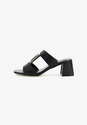 Sandalete cu toc din piele neagră, cu un design decupat și un accent auriu. Prezintă un vârf pătrat și un toc gros, evazat. Textură netedă.