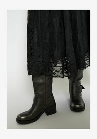 Unausgewählt, black