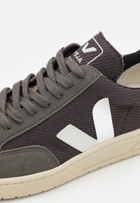 Veja V-12 - Sapatilhas - grafite/white