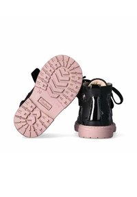Zwarte lakleren enkelboots met een roze rubberen loopzool. Voorzien van een gewatteerde kraag, veters en een grippatroon op de zool voor tractie.