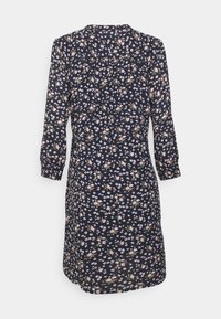 Abito navy con maniche a tre quarti, caratterizzato da un motivo floreale in tonalità di rosa e verde, tessuto morbido e orlo arrotondato.