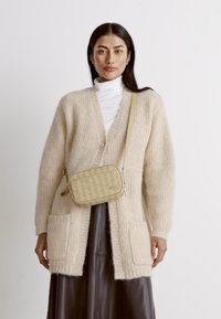 Lacoste DAILY LIFESTYLE SEASONAL - Mala a tiracolo - viennois beige