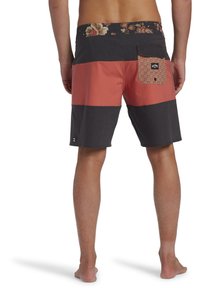 Pantaloni da spiaggia con design a blocchi di colore in grigio, corallo e vita decorata con motivo. La tasca posteriore presenta un motivo geometrico e un'etichetta con logo.