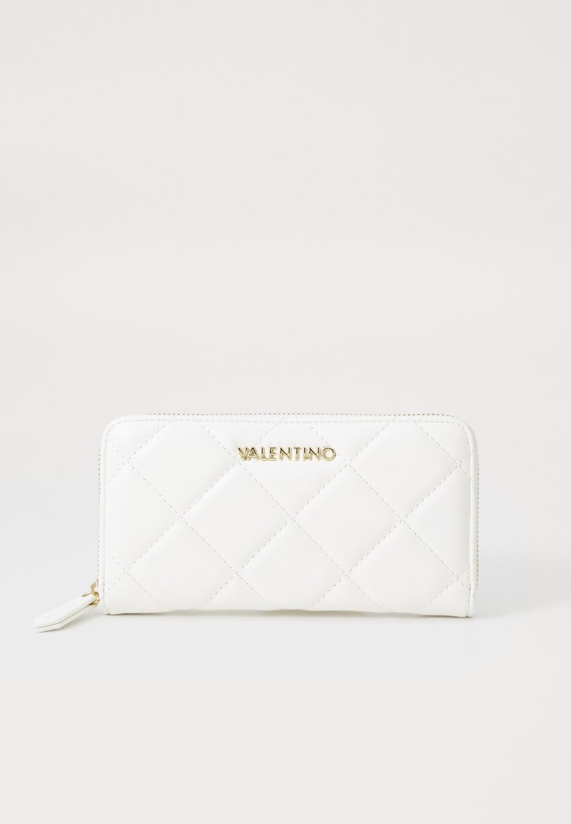 Bela prešita Valentino denarnica na zadrgo z zlatim logotipom in usklajeno belo zadrgo na enobarvni podlagi.