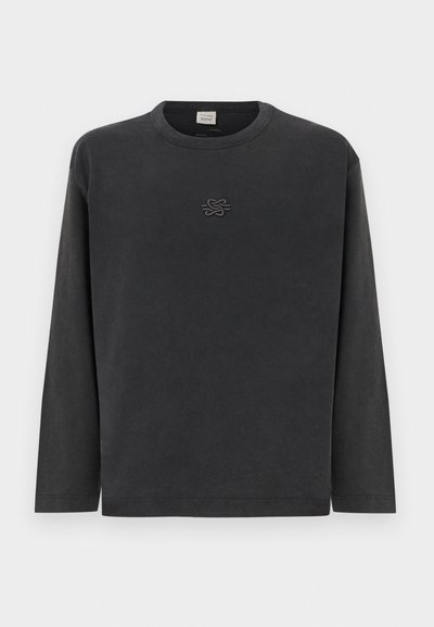 Μακρυμάνικη μπλούζα σε σκούρο γκρι, κατασκευασμένη από μαλακό βαμβάκι, με διακριτικό κεντημένο λογότυπο στο στήθος, στρογγυλή λαιμόκοψη και άνετη εφαρμογή.