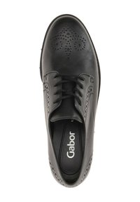Chaussure en cuir noir avec un design à lacets, détails perforés sur l'avant et les côtés, semelle plate, et semelle intérieure marquée "Gabor".
