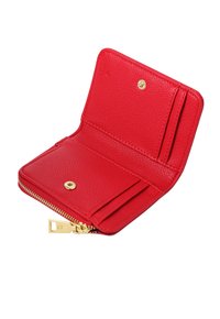 Rødt læderpung med tekstureret overflade, guldhardware, lynlås, flere kortholderlommer og møntlomme. Åben og flad position.