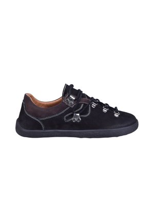 Chaussure basse en daim noir avec doublure en cuir, œillets en métal argenté, lacets noirs, coutures blanches visibles et semelle en caoutchouc noire.