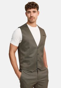 Brauner karierter Weste mit tailliertem Schnitt, ausgestattet mit fünf Knöpfen, zwei Taschen und einem weißen T-Shirt darunter, geeignet für formelle Anlässe.