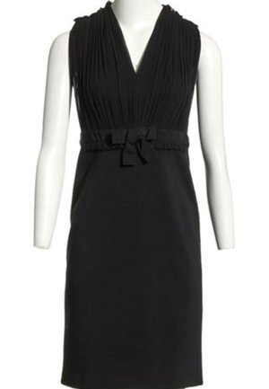 Robe noire sans manches avec corsage plissé en V et ceinture en tissu nouée à la taille, présentée sur un buste de mannequin blanc.