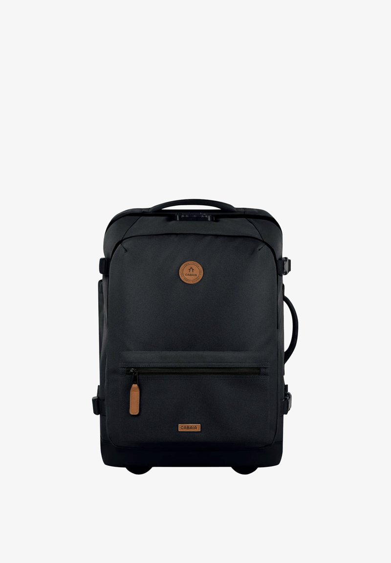 Zaino a rotelle nero realizzato in tessuto resistente, design elegante, tasca frontale con zip, patch in pelle e manico laterale per il trasporto.