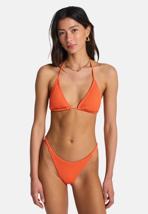 Orange ribbad bikini med en trekantet top med tynde stropper og højt udskårne underdele, der fremhæver et struktureret stof og et minimalistisk design.