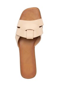 Sandale glissante beige en cuir lisse avec des straps croisés et un accent circulaire. Semelle intérieure douce marron avec une semelle plate.