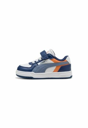 Sneaker bianca a taglio basso con accenti blu navy e arancioni, con cinturino blu navy e logo Puma sul lato e sulla suola.
