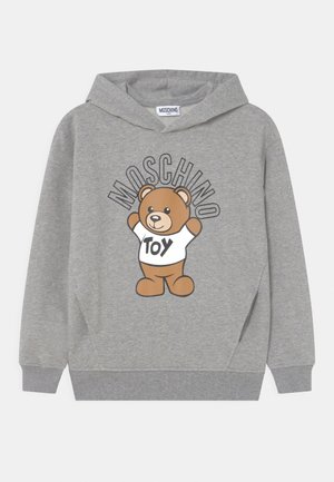 Grå hættetrøje med et bjørneprint, hvor "MOSCHINO" står ovenfor og "TOY" i fed skrift på bjørnens t-shirt. Klassisk pullover-design.