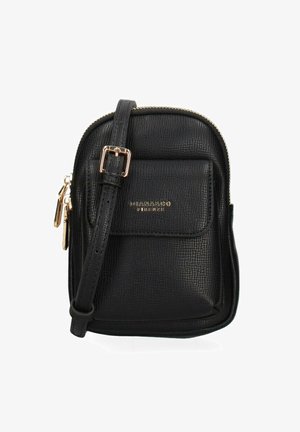 Borsa a tracolla in pelle nera con superficie texture, accessori dorati e tracolla regolabile. Presenta una tasca frontale e chiusura a zip.