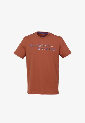 T-shirt in cotone color ruggine con maniche corte, che presenta il nome del marchio "HARMONT & BLAINE" in lettere multicolori sul davanti.