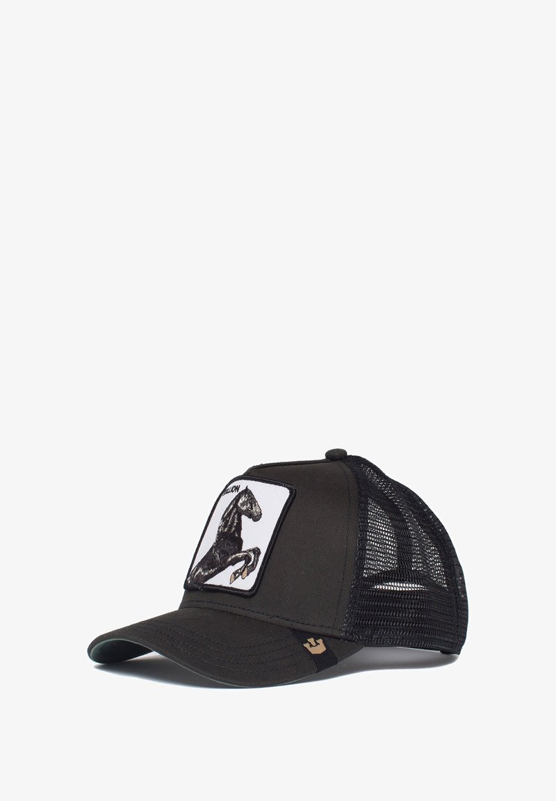 Gorra de camionero negra con laterales de malla, que presenta un parche en el frente con una ilustración de un caballo. Visera curva y cierre ajustable en la parte trasera.