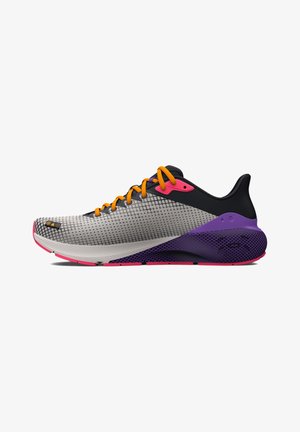 Zapatilla de correr con parte superior de malla gris, talón negro, suela morada, acentos rosas y cordones naranjas, mostrada en vista de perfil derecha.
