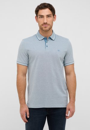 Jasnoniebieska koszulka polo z szarym wzorem, kontrastowy kołnierzyk w niebiesko-białe paski oraz zapięcie na trzy guziki.