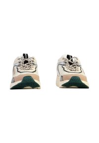 Sneakers con tomaia in rete bianco sporco e beige, con dettagli neri e grigi, suola spessa e battistrada verde in gomma con motivo.