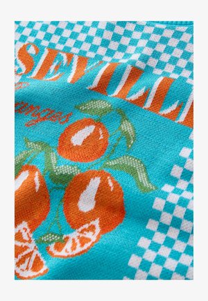 Tejido de punto en turquesa con naranjas naranjas y hojas verdes, con un patrón de cuadros y el texto "Sevilla" en naranja y blanco.