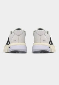 Graue und schwarze Laufschuhe mit Mesh-Obermaterial, gepolstertem Kragen und weißen Gummisohlen. Verfügt über Markenlogo an der Ferse und eine strukturierte Rückseite.