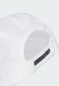 Hvid kasket med meshpaneler for ventilation, justerbar rem med sort accent, buet skygge og tekstureret stof.