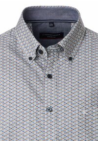 Casual fit overhemd met knopen en een geometrisch blauw en bruin patroon en button-down kraag van Casa Moda, maat large.