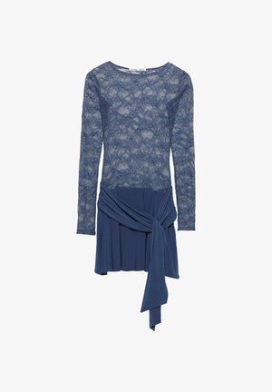 Modra čipkasta obleka z dolgimi rokavi, ki ima prilegajoč čipkast bodice in zmešano vozelno podrobnost v predelu pasu, ter s tekočim krilom.