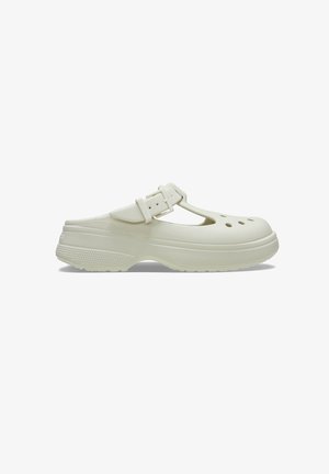 Weiße Clog-artige Schuhe mit einem T-Riemen-Design, verstellbarem Schnallenverschluss und Belüftungsöffnungen. Hergestellt aus strapazierfähigem Material mit einer strukturierten Sohle.