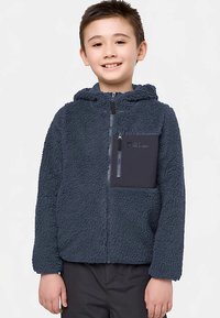 Graue Fleecejacke für Jungen mit Kapuze, Frontreißverschluss und Brusttasche, aus strukturiertem, flauschigem Stoff und mit einer glatten, kontrastierenden Tasche.