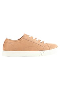 Sneaker in suede color tan con punta arrotondata, suola in gomma bianca e cinque occhielli. Presenta dettagli di cucitura lungo i lati e una texture liscia.