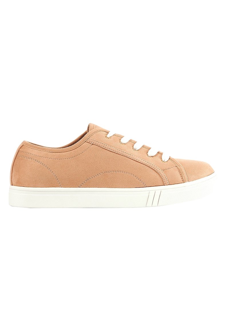 Sneaker in suede color tan con punta arrotondata, suola in gomma bianca e cinque occhielli. Presenta dettagli di cucitura lungo i lati e una texture liscia.