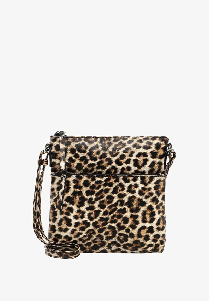 Borsa a tracolla con stampa leopardata realizzata in finta pelle. Presenta una chiusura zip sulla parte superiore e una tracolla regolabile. Superficie testurizzata con macchie marroni scure e chiare.