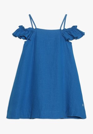 Niebieska sukienka z opuszczonymi ramionami i falbanowymi rękawami, wykonana z teksturowanej tkaniny. Krój A-linii z regulowanymi ramiączkami oraz logo umieszczonym przy dole sukienki.