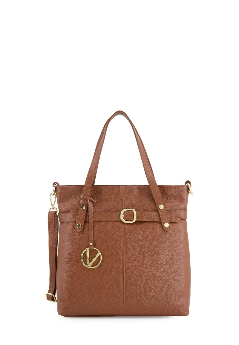 Sac à main en cuir brun avec une finition texturée, présentant un charme circulaire en métal doré, des bretelles ajustables et une silhouette structurée.