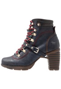 Botín de cuero azul marino para mujer con cordones burdeos, lengua estampada, correa decorativa y tacón grueso de madera marrón.