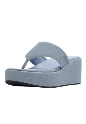 Sandale à plateforme bleu clair avec large bride en tissu et entre-doigt, dotée d'une semelle texturée et d'une semelle intérieure rembourrée.