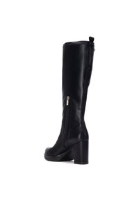 Botas de cuero negras hasta la rodilla con cremallera lateral, tacón grueso, textura suave y hardware mínimo. Presentan un diseño de punta redondeada.