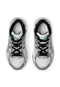 Stříbrné sportovní boty se svrchním materiálem z pletiva a syntetiky, černými tkaničkami a akcenty v tyrkysové a červené barvě. Polstrovaný jazyk a texturovaná podrážka.