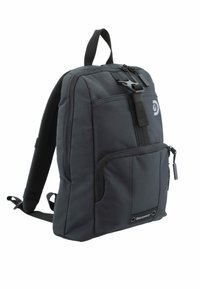 Mochila negra con correas acolchadas, un bolsillo frontal y cierre de cremallera. Hecha de un tejido duradero con acabado texturizado y detalle del logo.