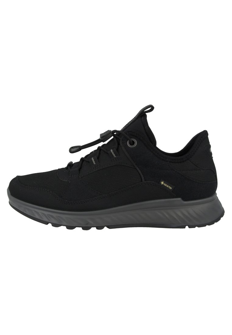 Scarpe da ginnastica nere con una tomaia testurizzata, suola flessibile e dettagli impermeabili in Gore-Tex. Presentano un design con lacci e un midsole ammortizzato.
