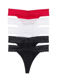 Quatre paires de strings en dentelle empilées : rouge, blanc et deux noirs. Présentent des détails en dentelle complexes et un tissu extensible.
