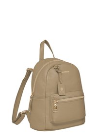 Pequeña mochila de cuero topo con bolsillo frontal con cremallera, herrajes dorados, asa superior y correas de hombro ajustables.