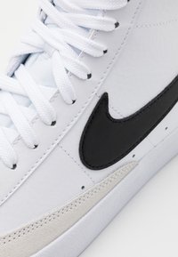 Nike Sportswear BLAZER MID 77 - Höga sneakers - white/black/total orange