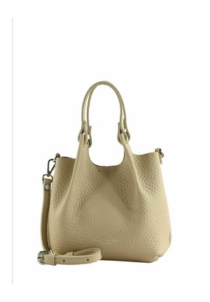 Sac à main en cuir texturé beige avec deux poignées et une bandoulière ajustable, présenté sur un fond blanc uni.