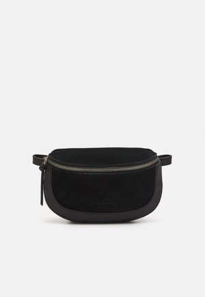 Sort crossbody-taske i ruskind og læder med en rund form, udstyret med lynlås i sølv og et fladt håndtag for nem bæring.