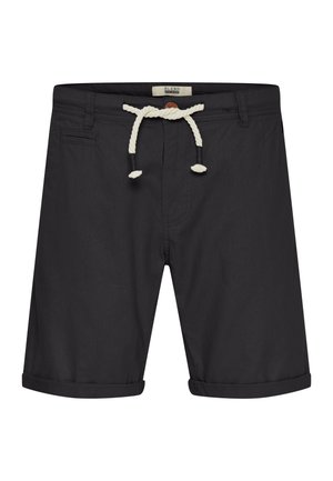 Short noir à longueur genou, avec revers aux jambes, passants de ceinture, poches latérales et cordon blanc.