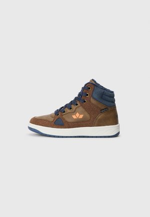 Baskets mi-hautes marron avec un col bleu marine, en suède et textile, accents bleus, logo orange et semelle en caoutchouc blanche.